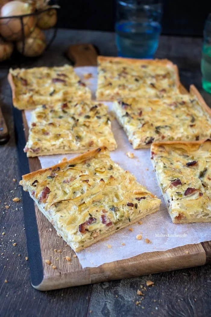 Leckerer Zwiebelkuchen vom Blech mit frischen Frühlingszwiebeln