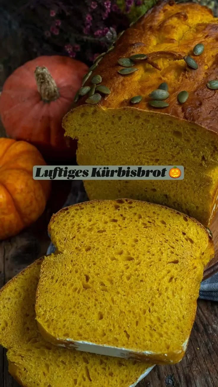 Luftiges Kürbisbrot frisch aus dem Ofen, ideal für herbstliche Leckereien.