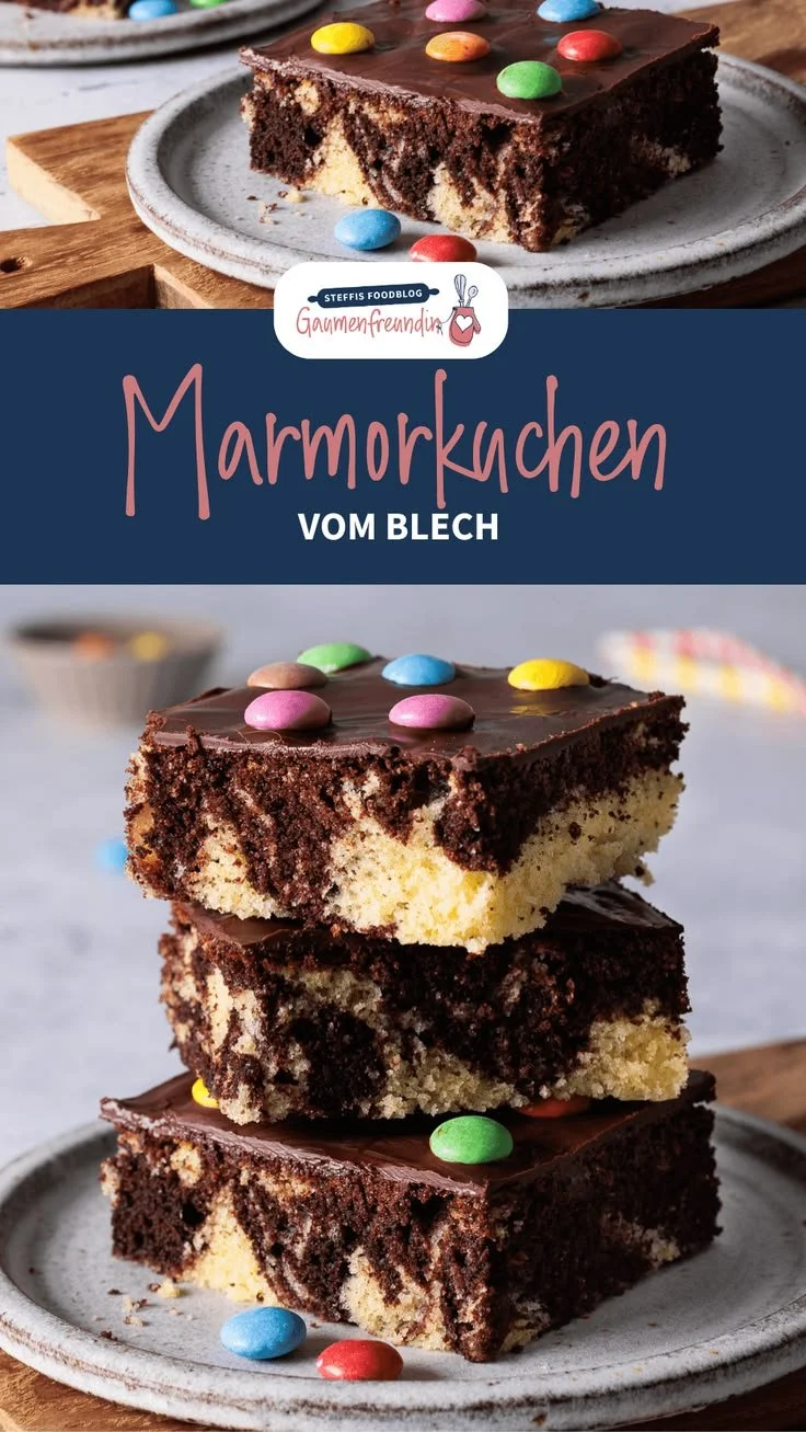 Saftiger Marmorkuchen vom Blech nach Familienrezept auf einem Teller serviert.