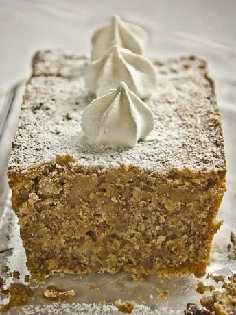 Maronenkuchen ohne Mehl auf einem rustikalen Holzbrett