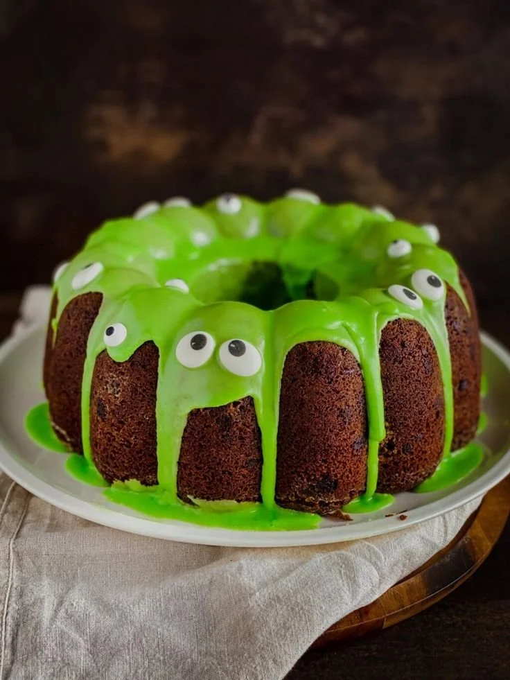 Bunter Monsterkuchen mit Augen und Zähnen, ideal für Kindergeburtstage