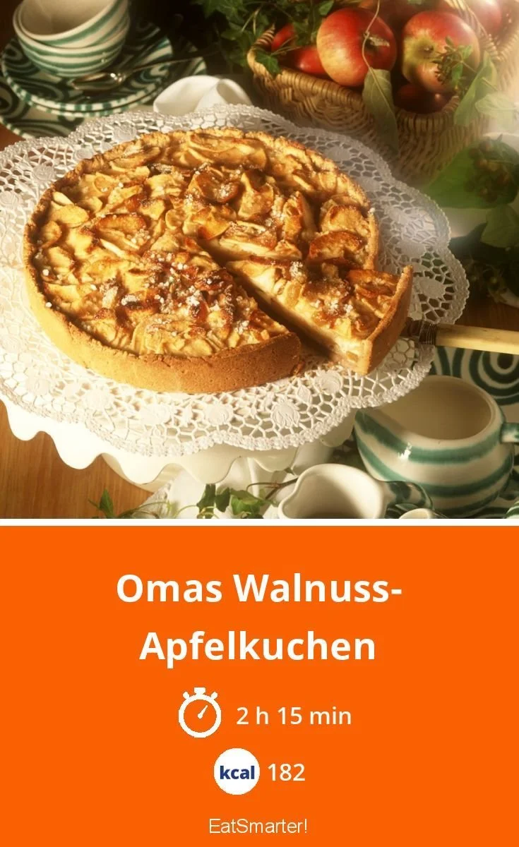 Omas Walnuss-Apfelkuchen mit Äpfeln und Walnüssen auf einem Teller