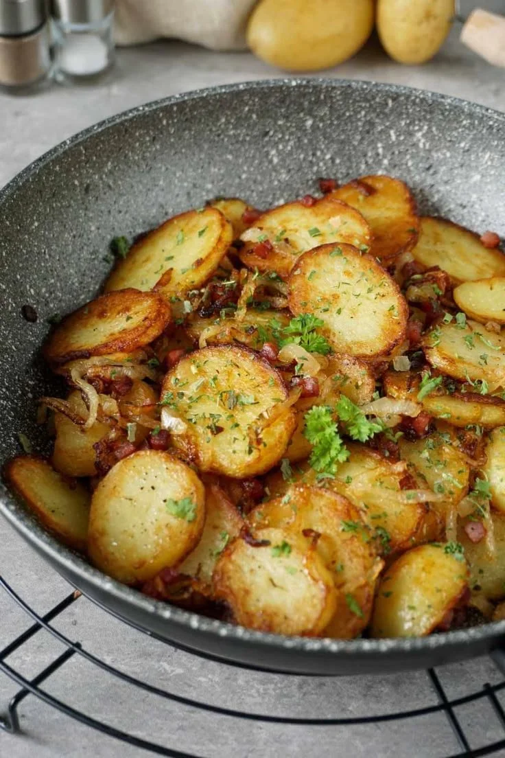 Leckere Bratkartoffeln perfekt zubereitet mit goldbrauner Kruste.