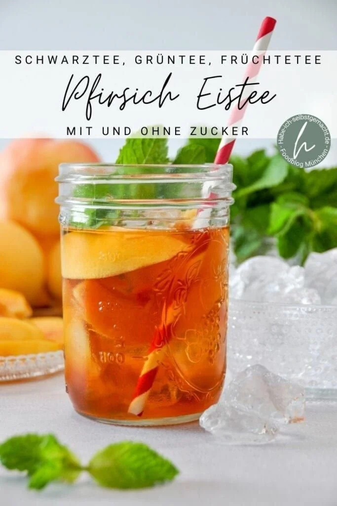 Erfrischender Pfirsich Eistee in einem Glas mit frischen Pfirsichen
