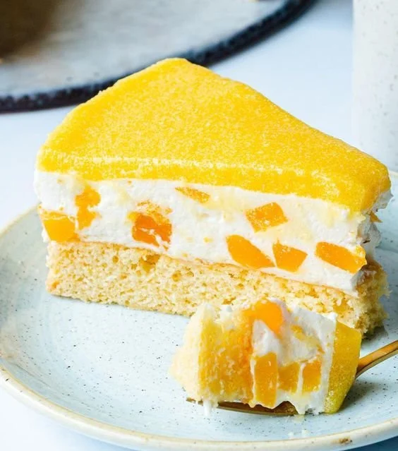 Pfirsich-Maracuja-Torte mit frischen Früchten auf einem eleganten Teller
