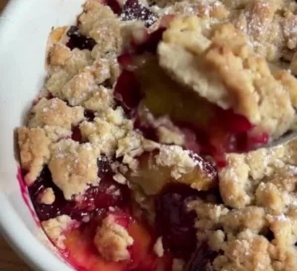 Leckerer Pflaumen-Crumble mit frisch gebackenen Pflaumen und knusprigem Topping