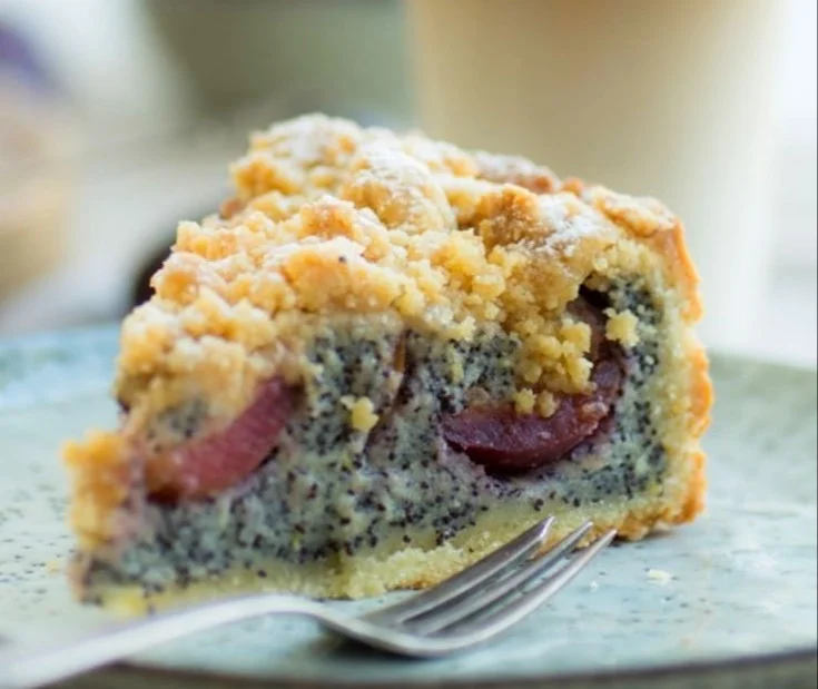 Pflaumen-Mohn-Kuchen mit Streuseln auf einem Teller
