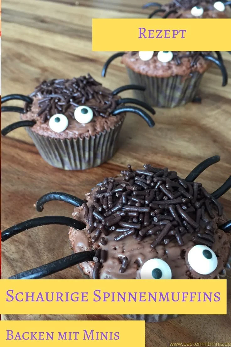 Schokoladige Halloweenmuffins mit Spinnen-Dekoration auf einem Tisch