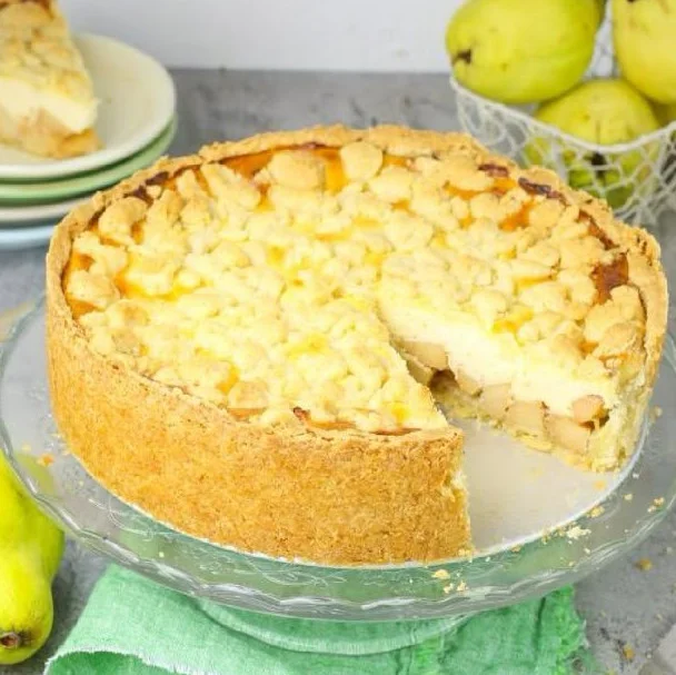 Quitten-Käsekuchen mit Streuseln auf einem Teller