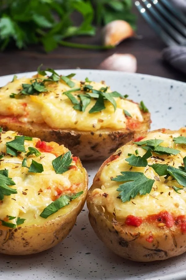 Leckere Bruschetta-Kartoffeln serviert als herzhafter Herbstsnack