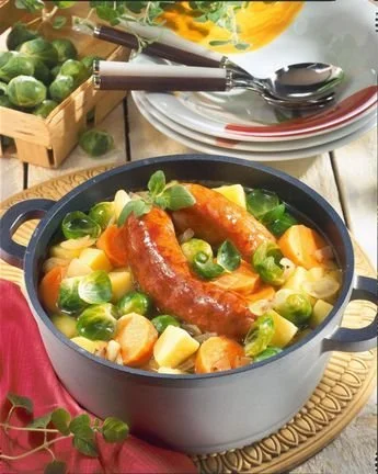 Rosenkohl-Möhren-Kartoffel-Eintopf auf einem Teller, ein gesundes und nahrhaftes Gericht.