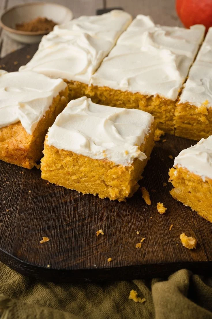 Saftiger Kürbiskuchen mit frischen Zutaten auf einem Holzuntergrund