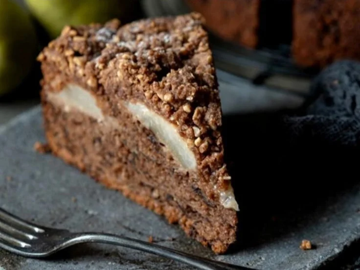 Saftiger Schokoladen-Birnenkuchen mit Schoko-Streuseln auf einem Teller