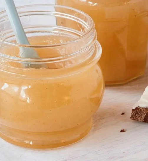 Schüssel mit schneller Birnen-Apfel-Marmelade auf einem Holzbrett