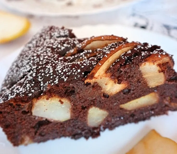 Schokoladiger Birnenkuchen mit saftigen Birnenstücken und Schokoladenglasur