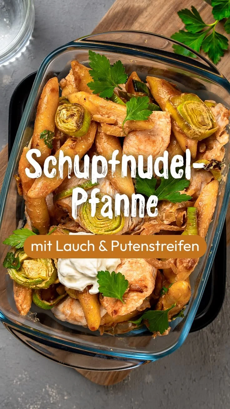 Schupfnudel-Pfanne mit Lauch und Putenstreifen auf einem Teller serviert.