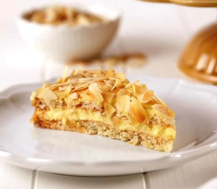 Schwedische Mandeltorte mit Mandeln und Sahne dekoriert