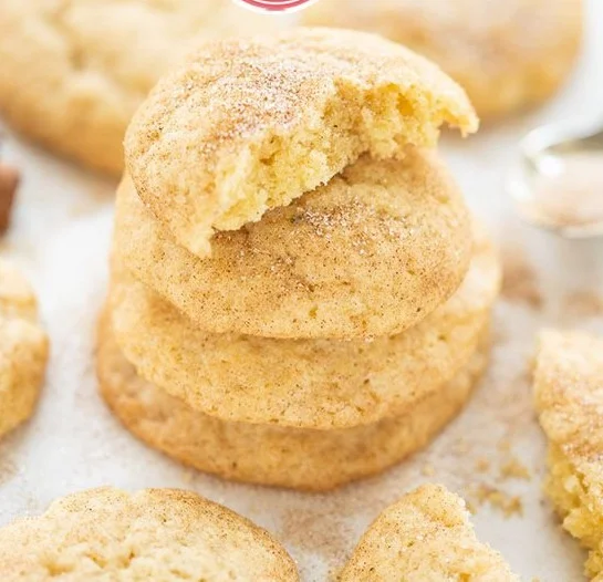 Leckere Snickerdoodles mit Zimt und Zucker, frisch gebacken auf einem Teller.