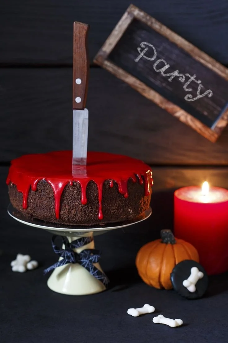 Blutiger Halloween-Kuchen mit roter Glasur für Halloween-Feiern