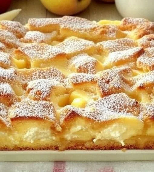 Unschlagbarer Apfelkuchen mit Vanillepudding auf einem Kuchenteller