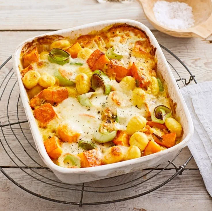 Vegetarische Gnocchi-Pumpkin-Leek-Casserole auf einem Teller serviert