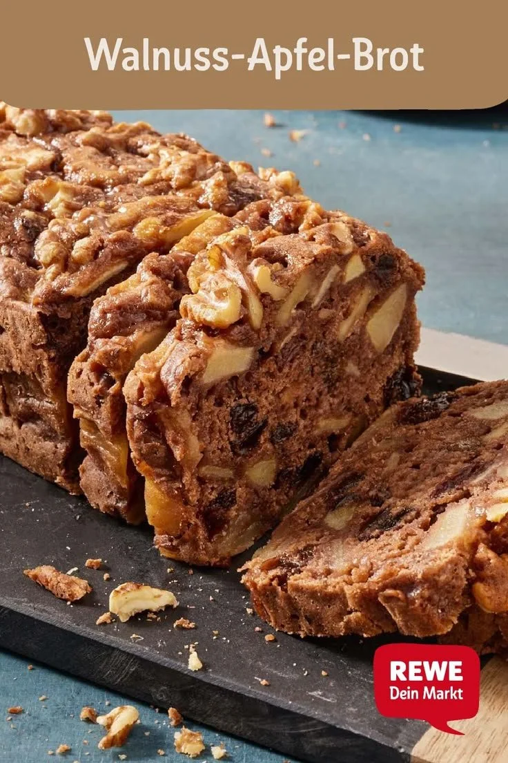 Frisches Walnuss-Apfel-Brot aus der Rewe-Bäckerei, ideal für den Herbst.
