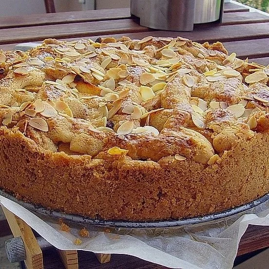 Weltbester Apfelkuchen von littlemisspadme, frisch aus dem Ofen, mit Äpfeln und Zimt.