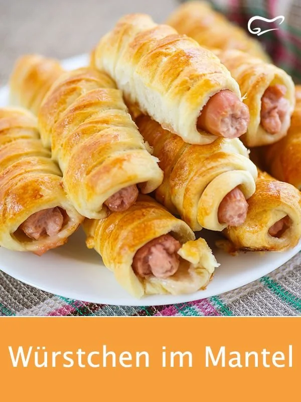 Würstchen im Mantel, gebacken im Teigmantel für einen leckeren Snack.