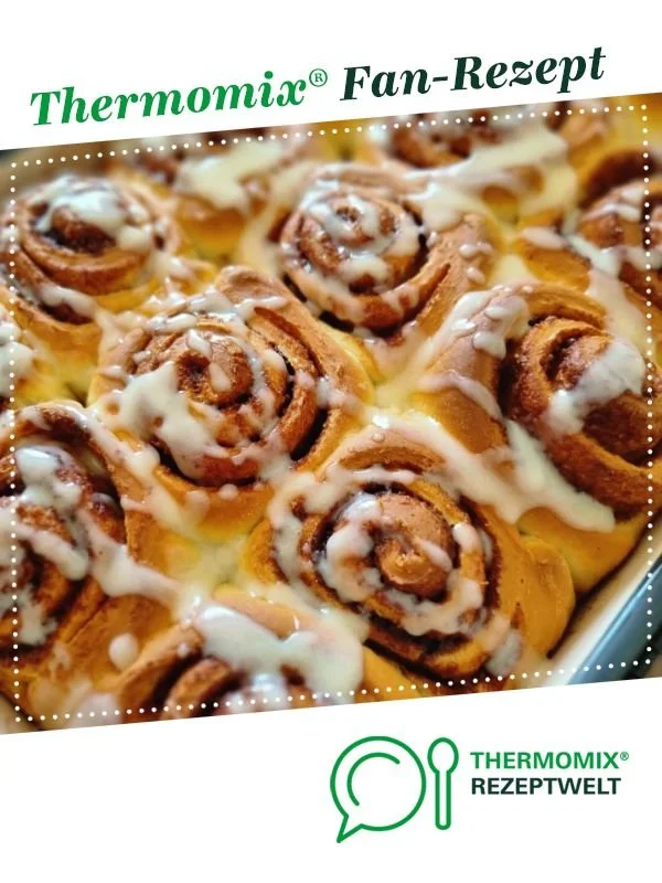 Frisch gebackene Zimtschnecken mit Zuckerguss und Zimt