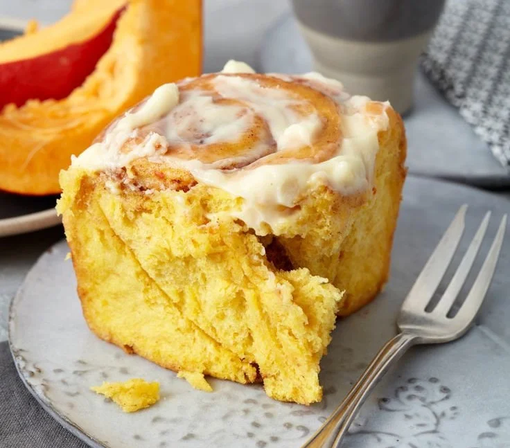 Zimtschnecken mit Kürbis und Frischkäse-Frosting