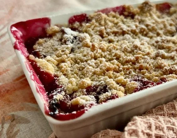 Leckeres Zwetschgen-Crumble frisch gebacken mit goldener Kruste.