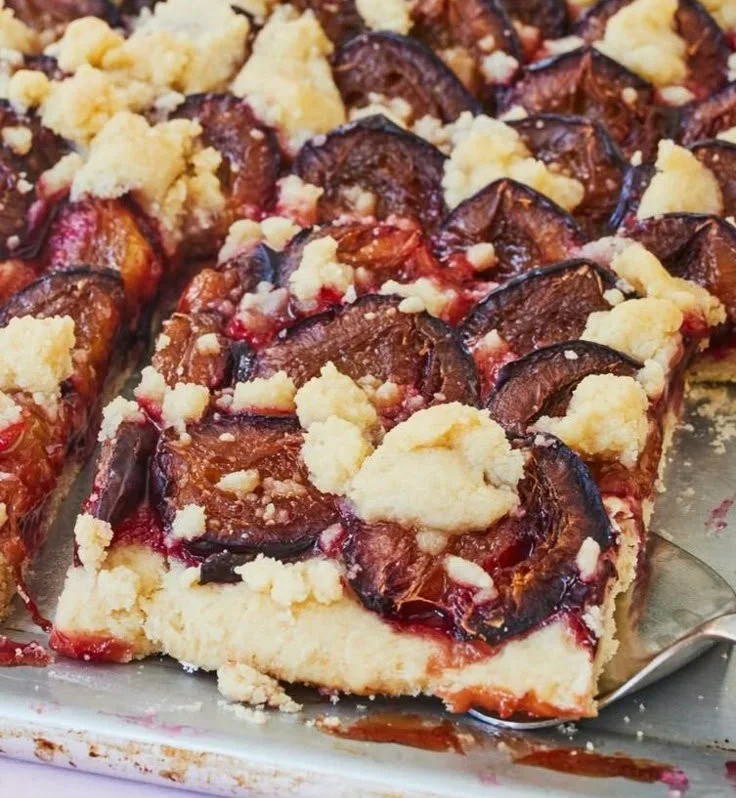Zwetschgenkuchen mit Hefeteig und Streuseln auf einem Teller