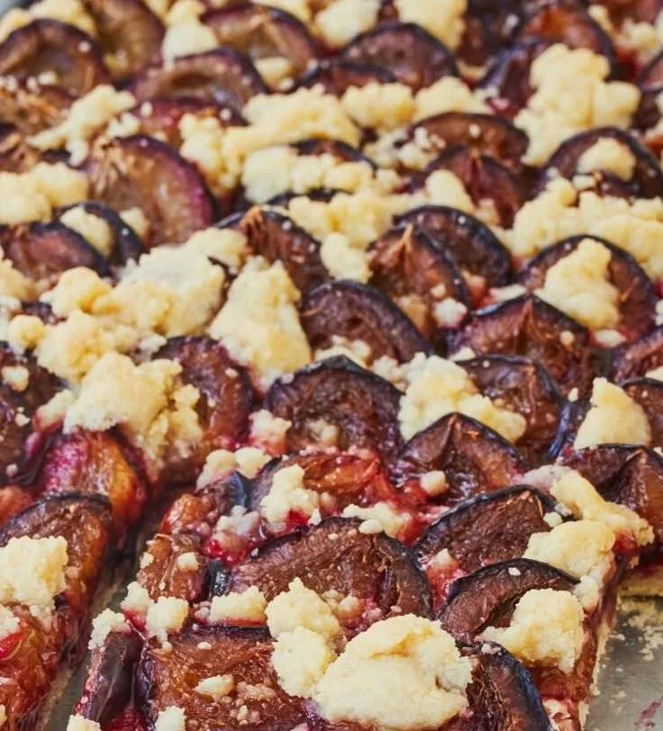 Zwetschgenkuchen mit Hefeteig und Streuseln