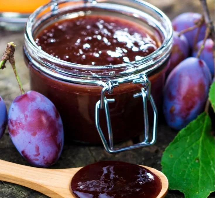 Hausgemachte Zwetschgenmarmelade in einem Glas