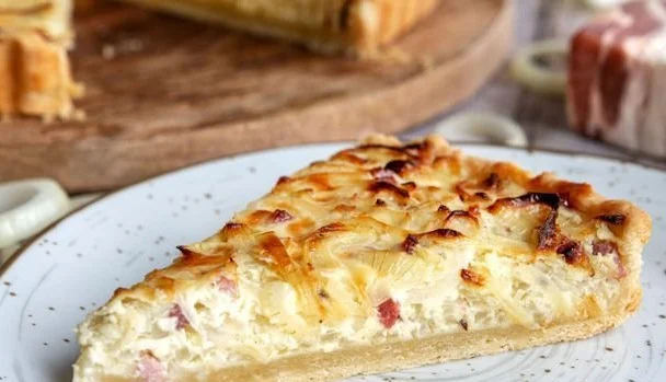 Zwiebelkuchen mit Mürbeteig, frisch aus dem Ofen, appetitlich angerichtet