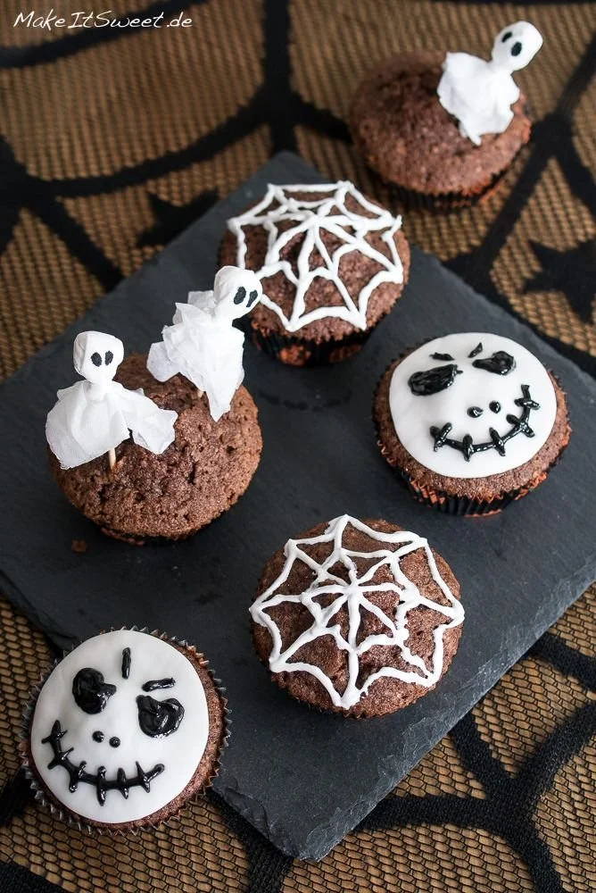 Dekorierte Halloween Muffins in verschiedenen Farben und Formen für die Grusel-Saison.
