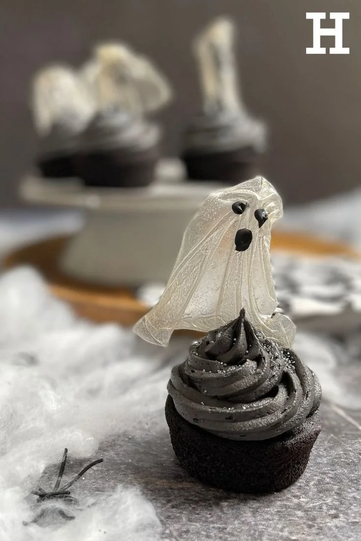 Halloweencupcakes mit gruseligen Dekorationen für die perfekte Halloween-Party
