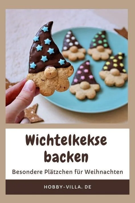 Lustige Wichtelkekse mit buntem Zuckerguss und festlicher Dekoration