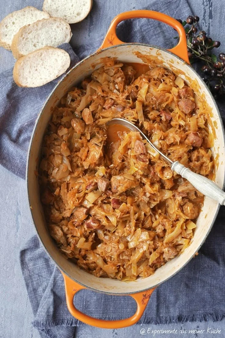Bigos - Original polnischer Eintopf mit Sauerkraut und Fleisch