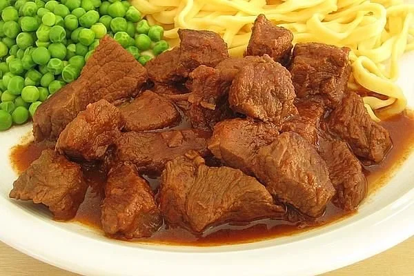 Schmackhaftes Brauhaus-Gulasch von aasoeckchen serviert in einer rustikalen Schüssel.