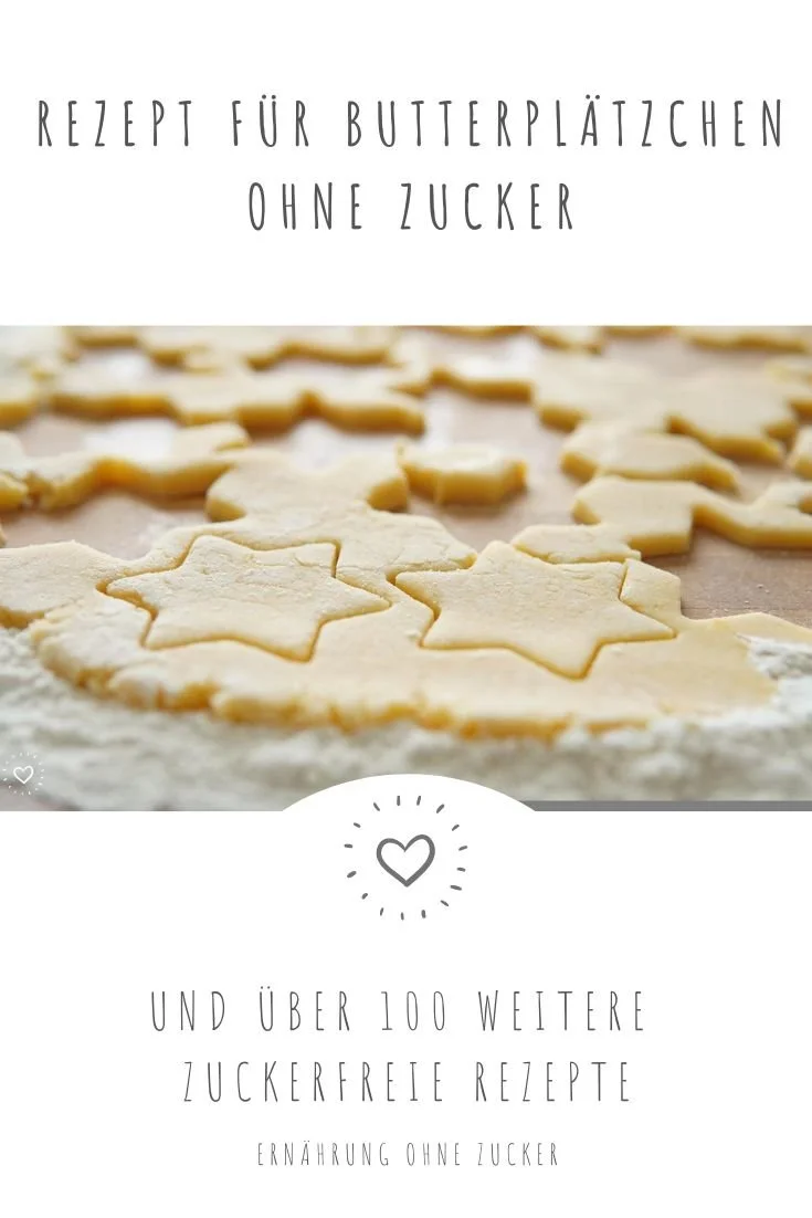 Butterplätzchen ohne Zucker auf einem Teller, verziert mit Puderzucker