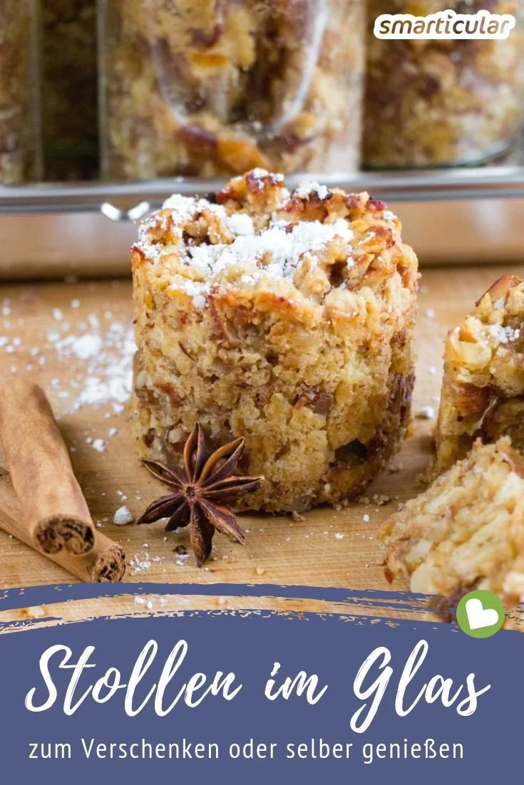 Hausgemachter Christstollen im Glas für ein festliches Geschenk oder Genuss.