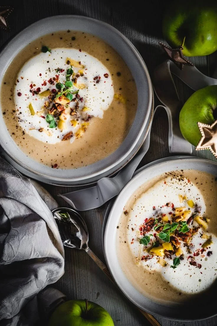 Cremige Maronensuppe mit karamellisierten Äpfeln in einer Schüssel.