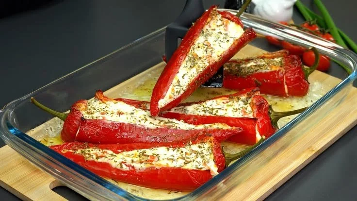 Leckere gefüllte Paprika nach einem traditionellen Rezept aus Spanien