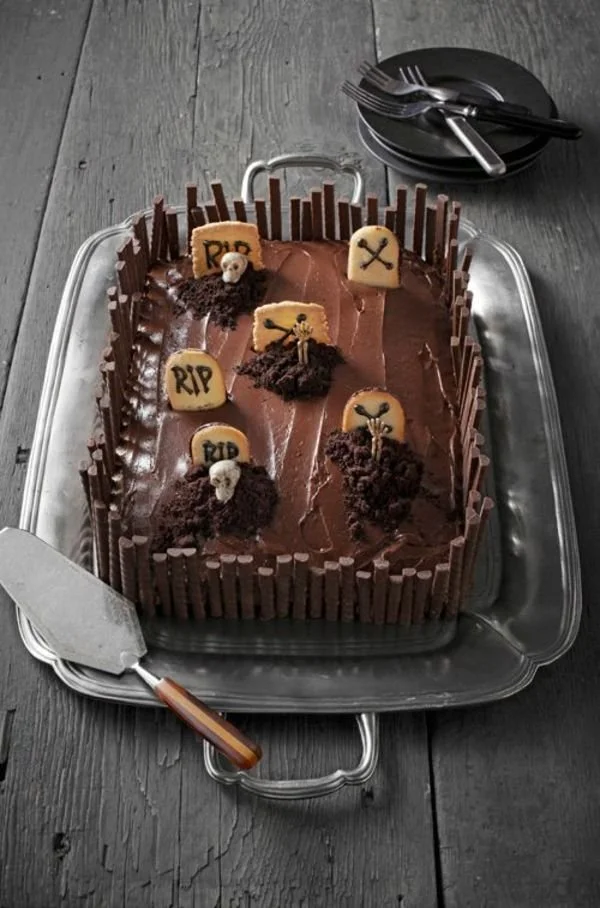 Halloween-Torte dekoriert mit gruseligen Motiven und süßen Zutaten