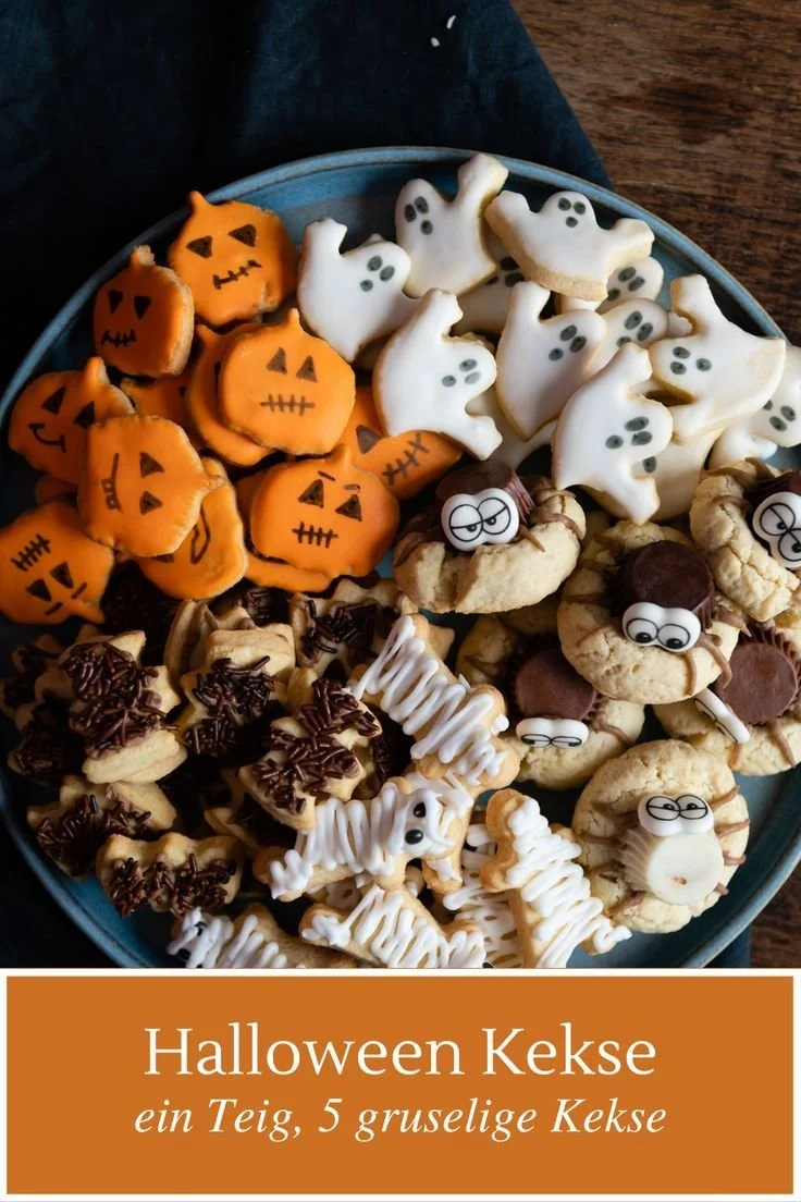 Gruselige Halloween Kekse aus einem Teig, ideal für die Feiertage.