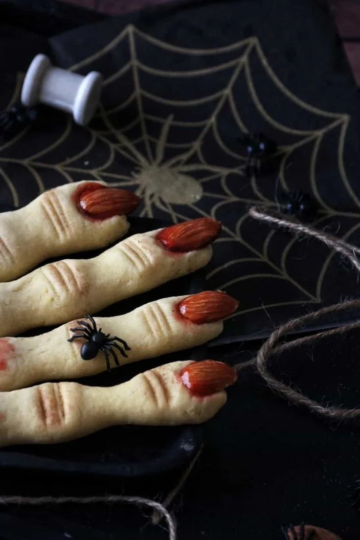 Leckere Hexenfinger-Kekse mit Erdbeermarmelade für Halloween