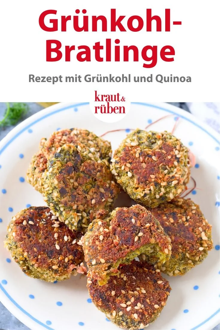 Grünkohl-Bratlinge auf einem Teller serviert mit frischen Kräutern