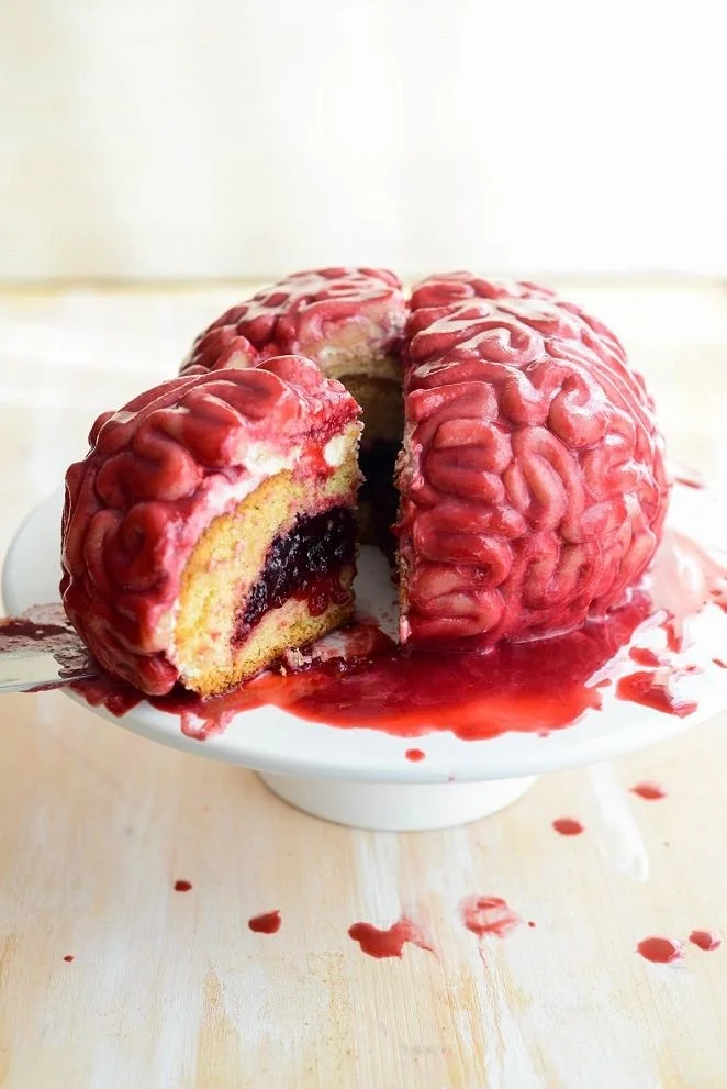 Leckerer Gehirn-Kuchen für Halloween, dekoriert für die perfekte Gruselparty.