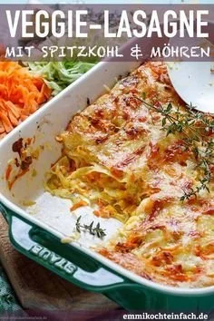 Köstliche Gemüselasagne mit Spitzkohl und Möhren auf einem Teller
